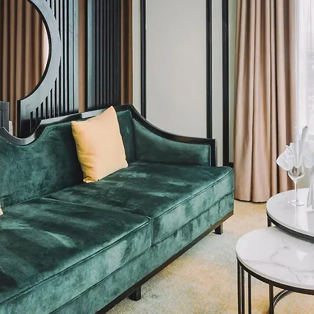 La Vela Hue Hotel Extérieur photo A sofa